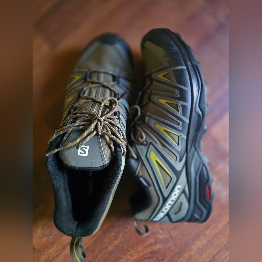 Never worn Men's Salomon shoes. Waterprrof.